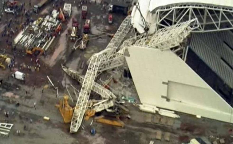Le immagini televisive hanno mostrato un&#39;enorme struttura metallica, posta in cima allo stadio, travolgere parte degli stand nel lato est dell&#39;impianto.